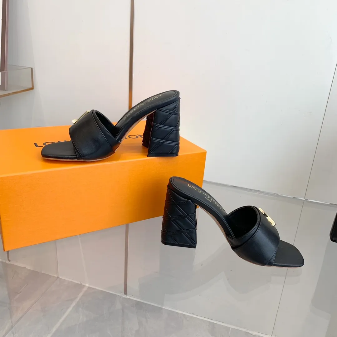 👟👟Ex-factory price 520👟👟 LV | Louis Vuitton ²⁰²³ 𝐬𝐬 🧡💚2️⃣0️⃣2️⃣4️⃣Early spring new model, top version⚠️ The counter features the latest models, square toe sandals, hard goods are new🆕 ❥Purchase level! Full of high-end feel! A popular model among bloggers at home and abroad, it’s retro and fashionable and looks amazing on your feet! Mainly recommended model on the official website★ ━━━━━ ЅᏇєєt ━━━━━ ▪️Upper: original cowhide + metal buckle ▪️Lining: imported goatskin lining ▪️Outsole: original Italian leather outsole ▪️Heel height: 5.5cm 9cm ▪️Shoe size: 35-39 (40 and 41 customized items are not returnable or exchangeable)